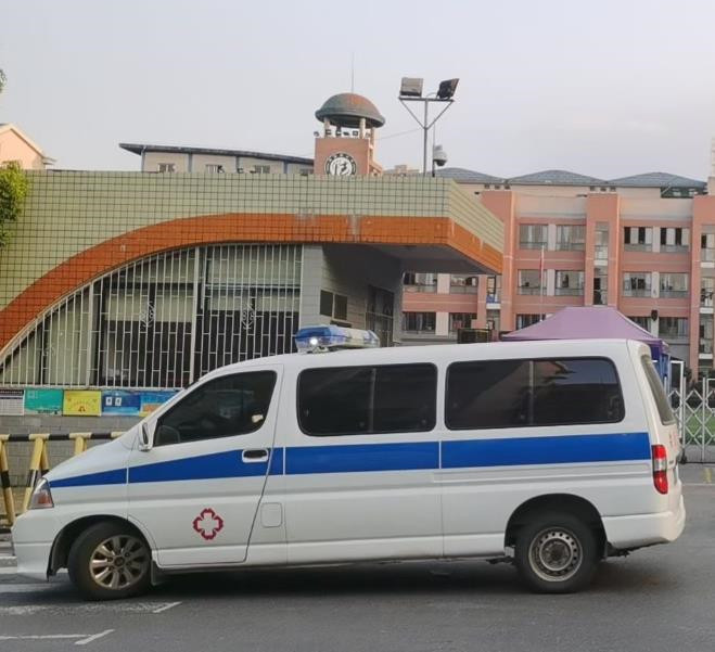 东河镇救护车出租护送骨折病人一公里多少钱